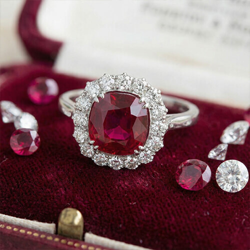 Yakut Taşı: Efsanevi Güzelliğin ve Anlamın Simgesi